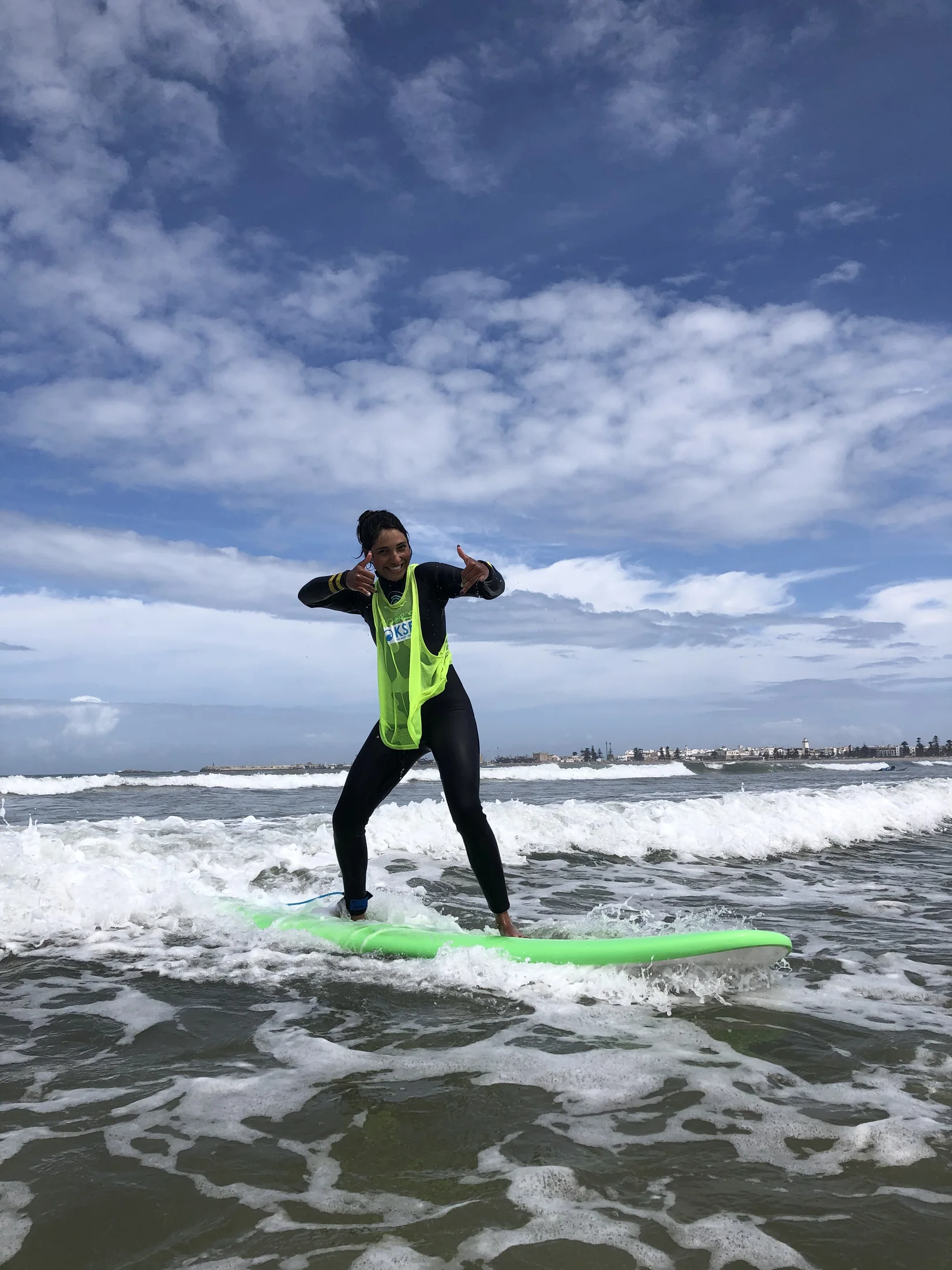 Surfeuse sur une vague à Essaouira